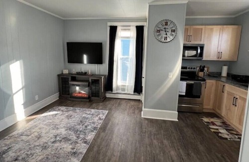 Colebrook Wohnung | Charming studio unit in the heart of downtown Colebrook!n