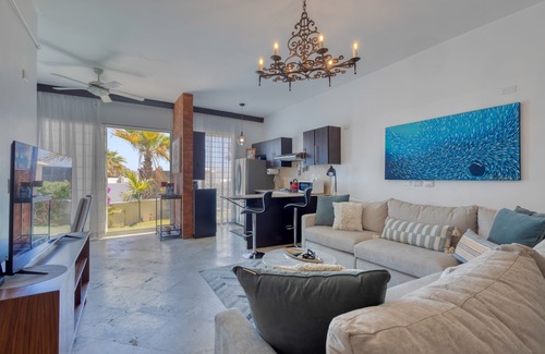 Libertad Wohnung | Charming & sunlit condo with pool & balcony - near golf, beaches, & nightlife