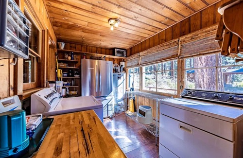 Elk Point Kabine | Charming Tahoe Cabin with Hot Tub and Walk to Private Beach