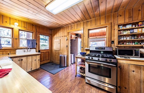 Elk Point Kabine | Charming Tahoe Cabin with Hot Tub and Walk to Private Beach