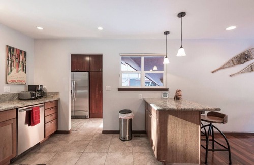 Tahoe Island Kabine | Charming Tahoe Vacation Home 2br/2ba