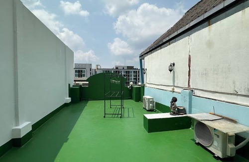 Khlong Toei Haus | Charming spacious room in enchanting Thong Lo, Bangkok with Full Kitchen