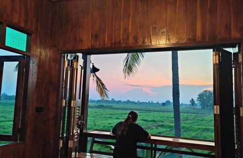 Sukhothai Haus | Charming Thai-style villa in lush greenery 10 mins from bus station near city.