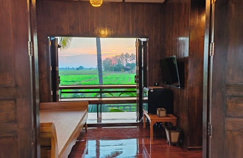 Sukhothai Haus | Charming Thai-style villa in lush greenery 10 mins from bus station near city.