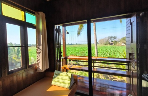 Sukhothai Haus | Charming Thai-style villa in lush greenery 10 mins from bus station near city.
