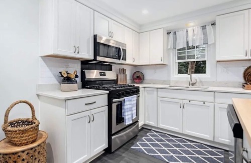 Three Oaks Hütte | Charming Three Oaks Cottage - dog friendly with a fenced yard and hot tub!