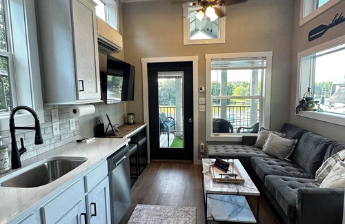 Sherrills Ford Hütte | Charming tiny home in lakeside Sherrills Ford with WiFi, AC & pool fitness room