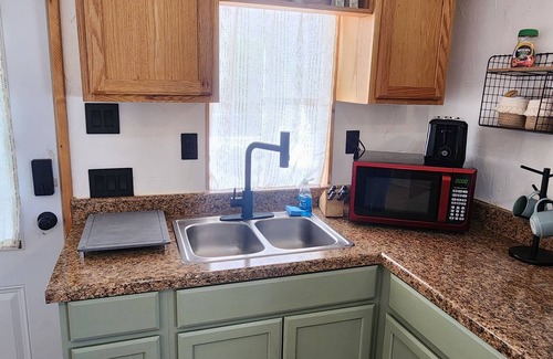 Duncan Kabine | Charming tiny home with AC in Duncan - perfect for a cozy getaway