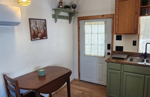 Duncan Kabine | Charming tiny home with AC in Duncan - perfect for a cozy getaway