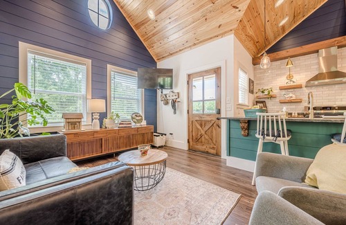 Tate Haus | Charming Unique Stay surrounded by nature and horses!