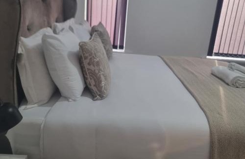 Rusholme Haus | Charming Victorian Retreat 4BR House in Central Manchester