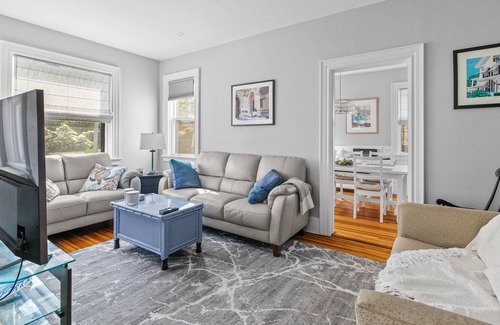 Off Broadway Haus | Charming Victorian with Porch+Patio - Walk to everything in Newport!