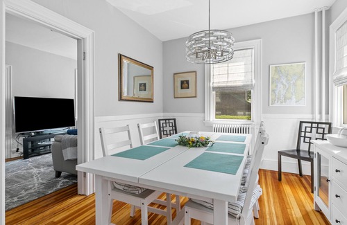 Off Broadway Haus | Charming Victorian with Porch+Patio - Walk to everything in Newport!
