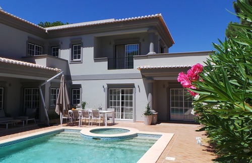 Vale do Garrao Villa | Außergewöhnliche Villa mit Charme in Algarve, Portugal. 5 Minuten zu Fuß zum Strand.