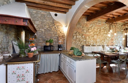 Chianni Villa | Schöne Villa in Chianni,Pool,Klimaanlage,Pergola für Mahlzeiten im Freien,9 Pers