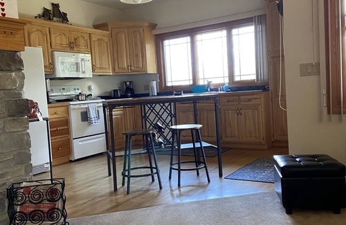 Oconomowoc Villa | Charming villa with 2 bedrooms, AC and gas fireplace, in enchanting Oconomowoc