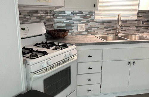 Twin Lakes Haus | Charming water front bungalow 40ft Dock & Tiki in the heart of Key Largo