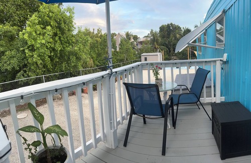 Twin Lakes Haus | Charming water front bungalow 40ft Dock & Tiki in the heart of Key Largo