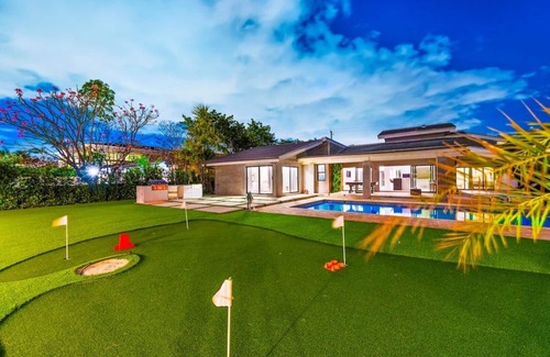 Hollywood South Central Beach Villa | Charming Waterfront 5BR/4BTH Villa North of Miami