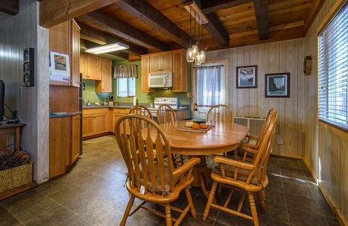 Tahoma Skihütte | Charmantes haustierfreundliches Chalet / großartige Lage / zu Fuß zum See