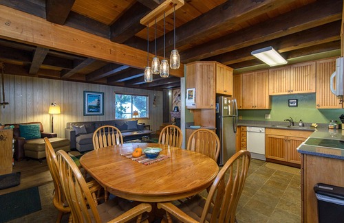 Tahoma Skihütte | Charmantes haustierfreundliches Chalet / großartige Lage / zu Fuß zum See