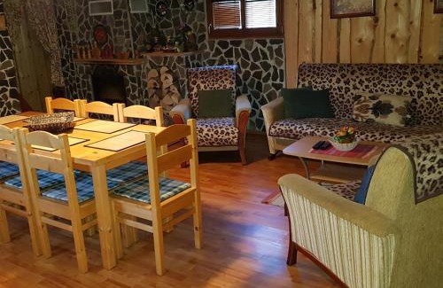 Valaska Haus | Chata pod skalou