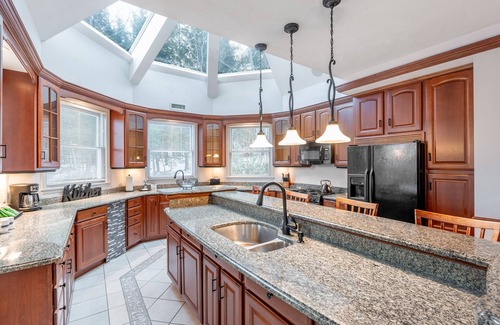 Bartlett Haus | Chateau Grand Master Suite – Private Summer Pool, Cozy Fireplace, Patio with Gas Grill & Stunning Vi