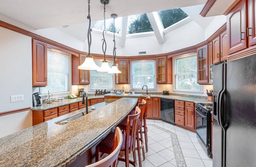 Bartlett Haus | Chateau Grand Master Suite – Private Summer Pool, Cozy Fireplace, Patio with Gas Grill & Stunning Vi