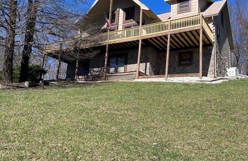 Fancy Gap Haus | Chateau SMA retreat is located near the Blue Ridge parkway, Fancy Gap, VA.