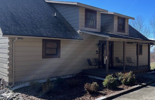 Fancy Gap Haus | Chateau SMA retreat is located near the Blue Ridge parkway, Fancy Gap, VA.