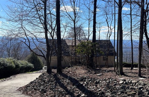 Fancy Gap Haus | Chateau SMA retreat is located near the Blue Ridge parkway, Fancy Gap, VA.