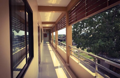 Thani Wohnung | CHECK IN Eatery guest room for 3