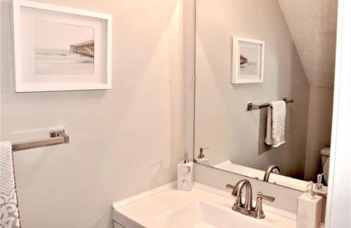 Tucker Haus | Cheerful 2 bedroom townhouse with indoor fireplace