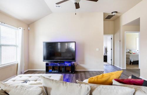 Oklahoma City Villa | Cheerful 3 Bdrm space, 2 bath!. You gotta love it!