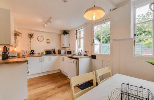 Cirencester Haus | Cheerful 3 bed Grade II Central Cottage