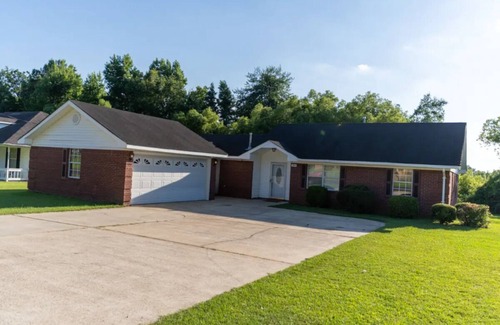 Columbus Haus | Cheerful 3-Bed Room Home in Columbus, MS