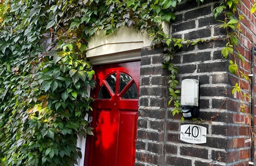 Offerton Haus | Cheerful 3 bedroom entire home - newly furnished to a high standard.