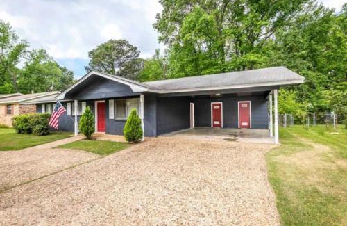 Jacksonville Haus | Cheerful 3 BR 2BA Home in Great Neighborhood!