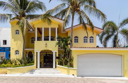 Mezcales Haus | Cheerful 4 Bedroom house with Swimming Pool