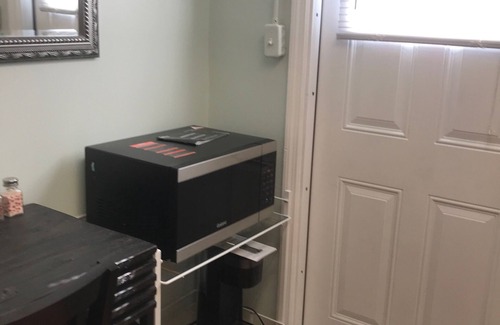 Lauderdale Lakes Haus | Cheerful and cozy 1 bedroom efficiency. Private