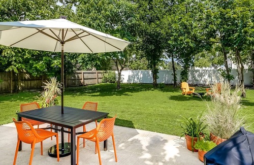 Fairvilla Haus | Cheerful and stylish 2-bedroom with parking, centrally located