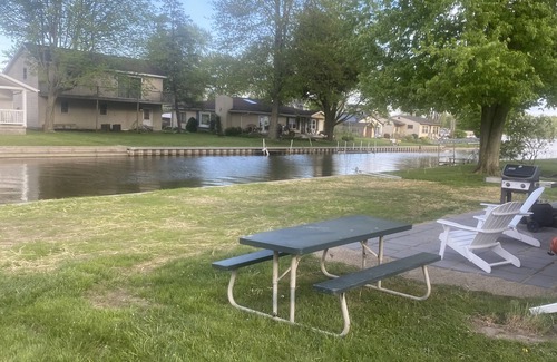 Wolcottville Hütte | Cheerful Cottage Nestled on Beautiful Witmer Lake