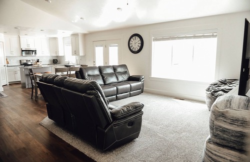 Logan Haus | Cheerful home in quiet neighborhood