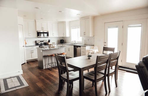 Logan Haus | Cheerful home in quiet neighborhood