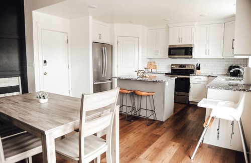 Logan Haus | Cheerful home in quiet neighborhood