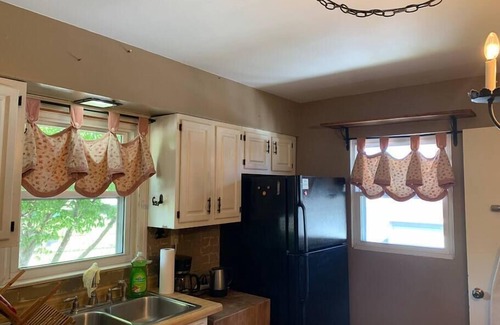 Ashland Haus | Cheerful home with deck, large backyard & firepit!