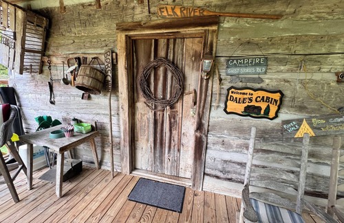 Fayetteville Kabine | Cheerful Riverfront Retreat