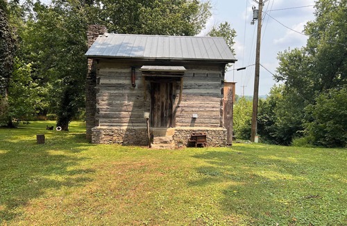 Fayetteville Kabine | Cheerful Riverfront Retreat