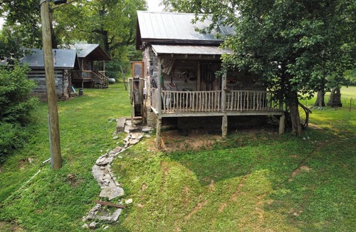 Fayetteville Kabine | Cheerful Riverfront Retreat