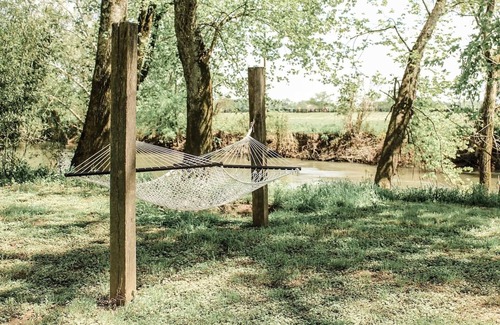 Fayetteville Kabine | Cheerful Riverfront Retreat